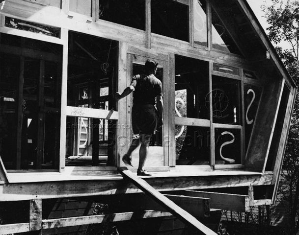 Bosco della Bella, Feriendorf für kinderreiche Familien, Bauphase - Bauarbeiter bei der Arbeit an einem der Ferienhäuser; um 1960