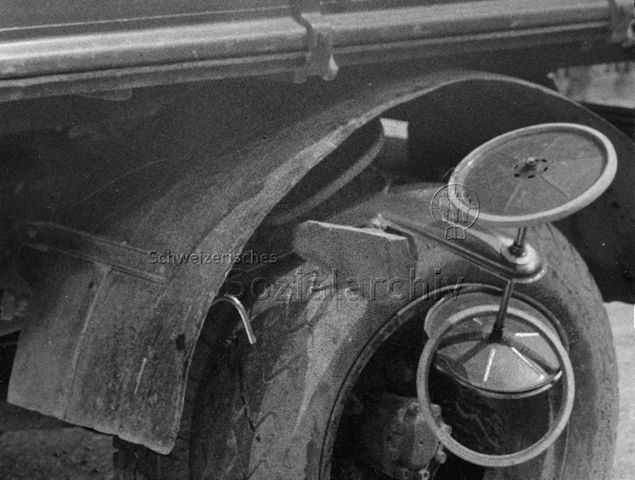 Unfall - Dreirad eingeklemmt in einem Fahrzeug; um 1960