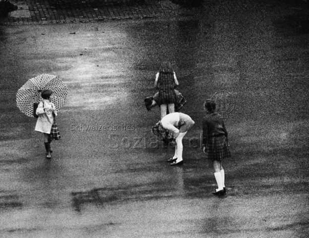 "Schule" - Kinder beim Spielen auf dem Pausenplatz; 1970