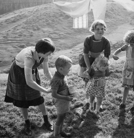 Praktikantinnenhilfe - Praktikantin mit Kindern draussen; um 1965