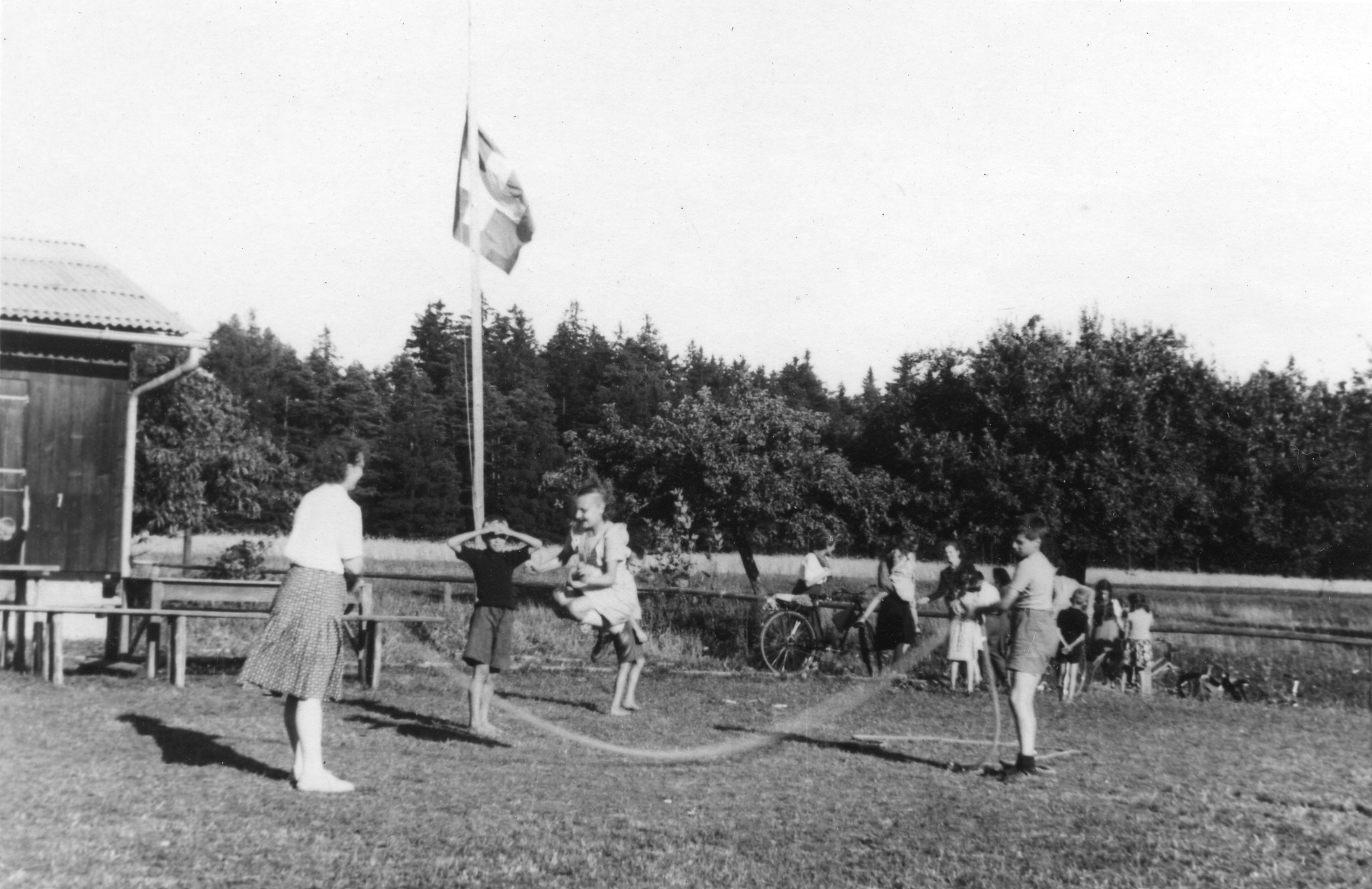 "Ferienkolonie für Ungarnkinder Kemleten / Kempttal Sommer 1947"; Kinder spielen Seilhüpfen