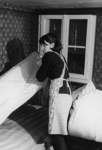 "Praktikantinnenhilfe" - Praktikantin beim Bettenmachen; um 1965