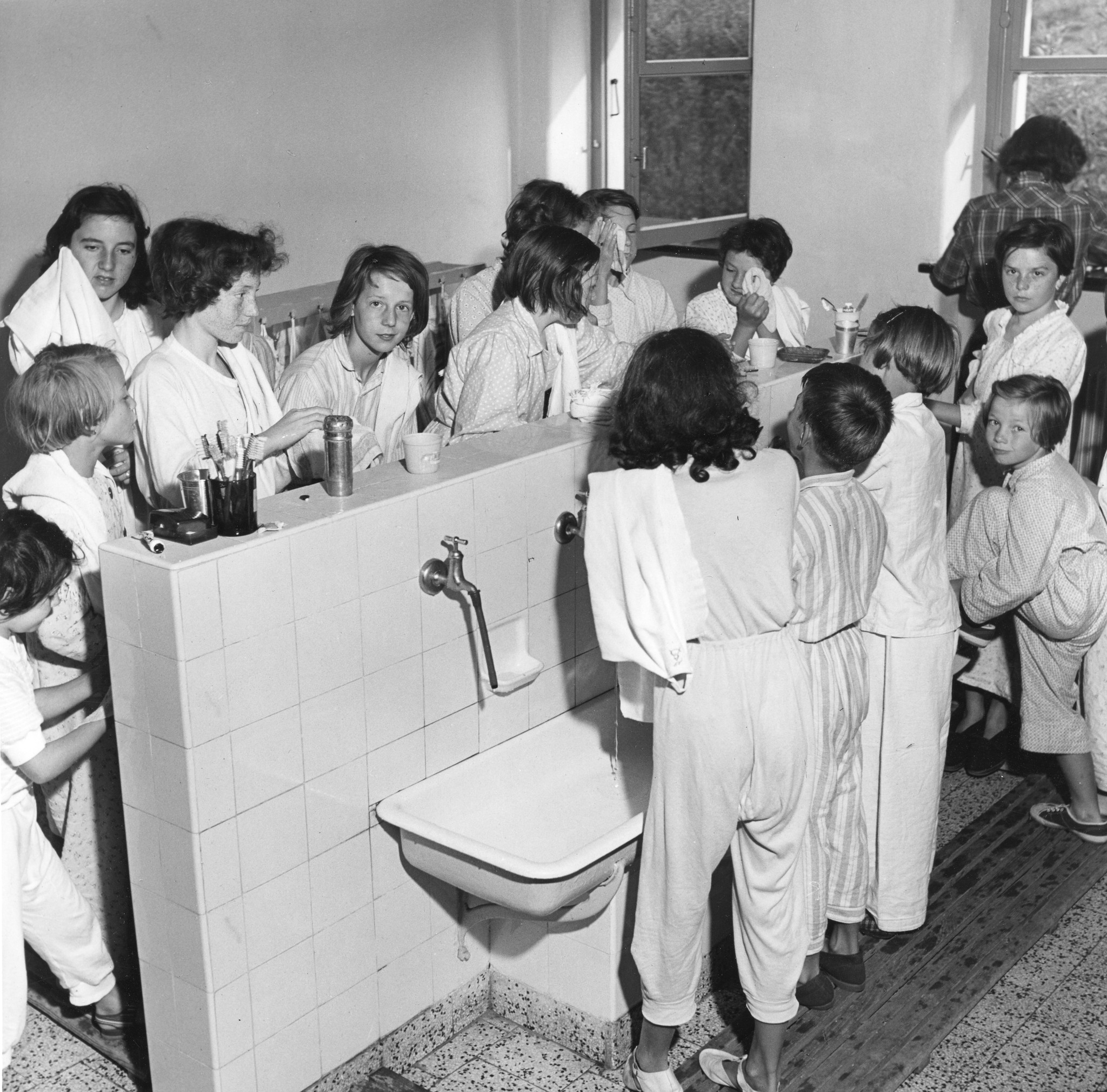 "Ala Matema 1954"; Kinder waschen sich in einem Gemeinschaftswaschraum