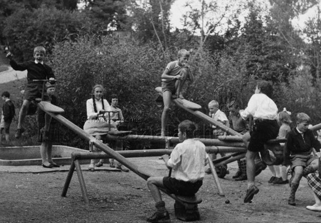 "Park im Grüene", Rüschlikon - spielende Kinder, Wippe; um 1965
