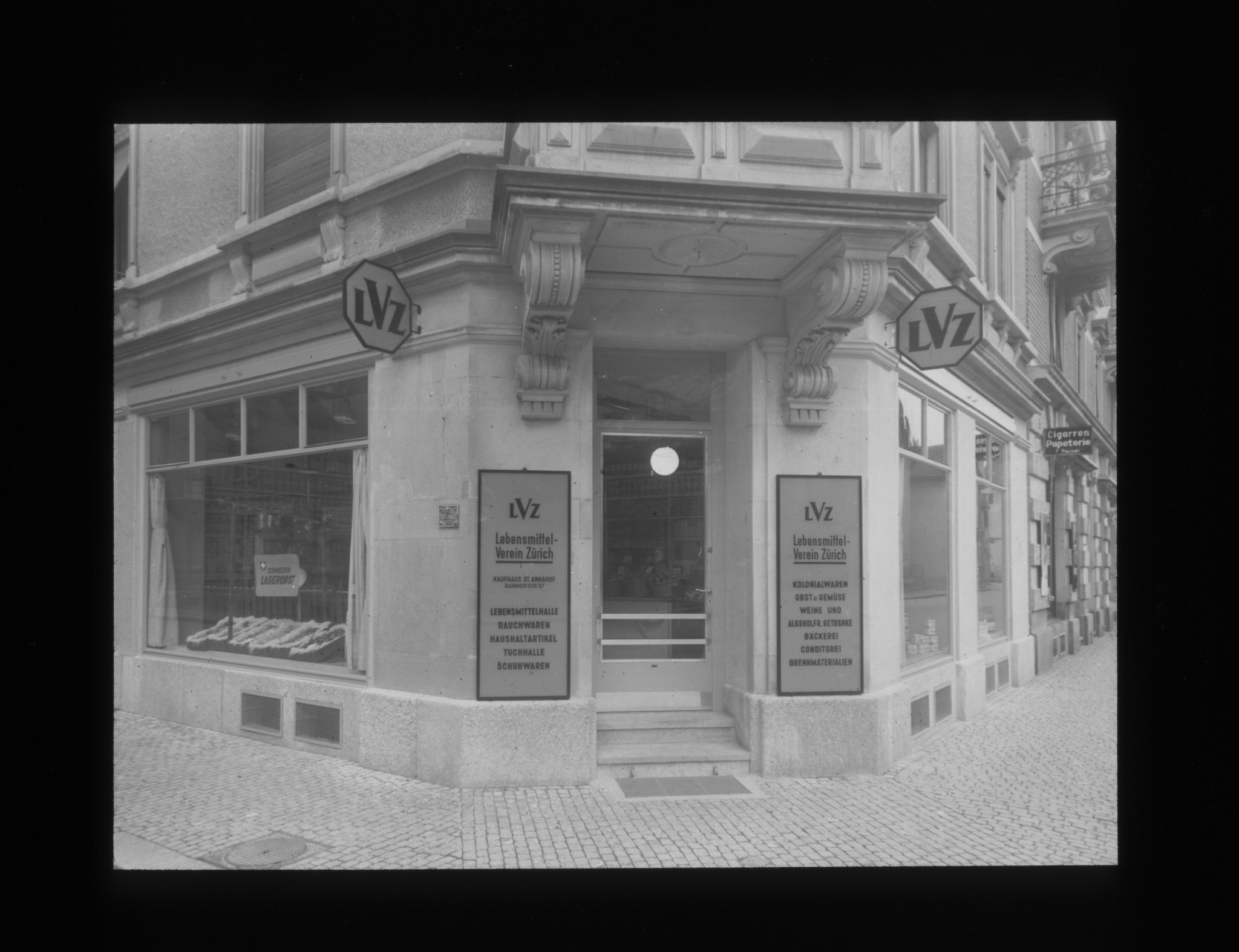Dia: Aussenansicht einer COOP/LVZ-Filiale, Zürich.