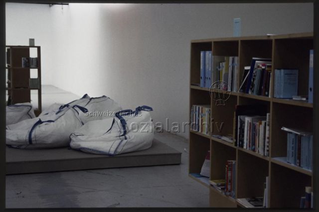 Ausstellungsansicht, Archiv und Sitzsäcke