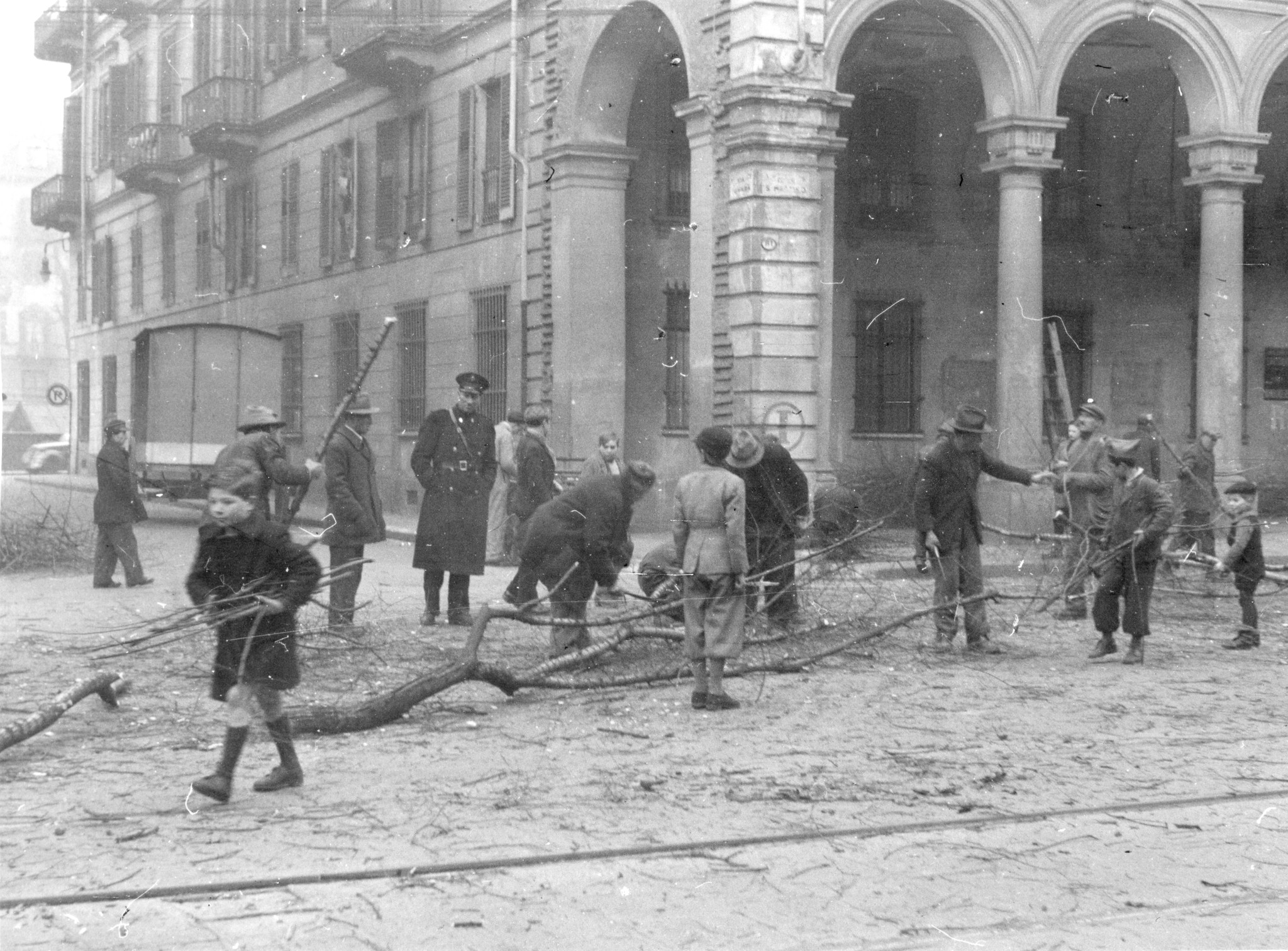 "Torino, Januar 1946. Die Bevölkerung sammelt Holz und abgeschlagene Bäume der Strasse."