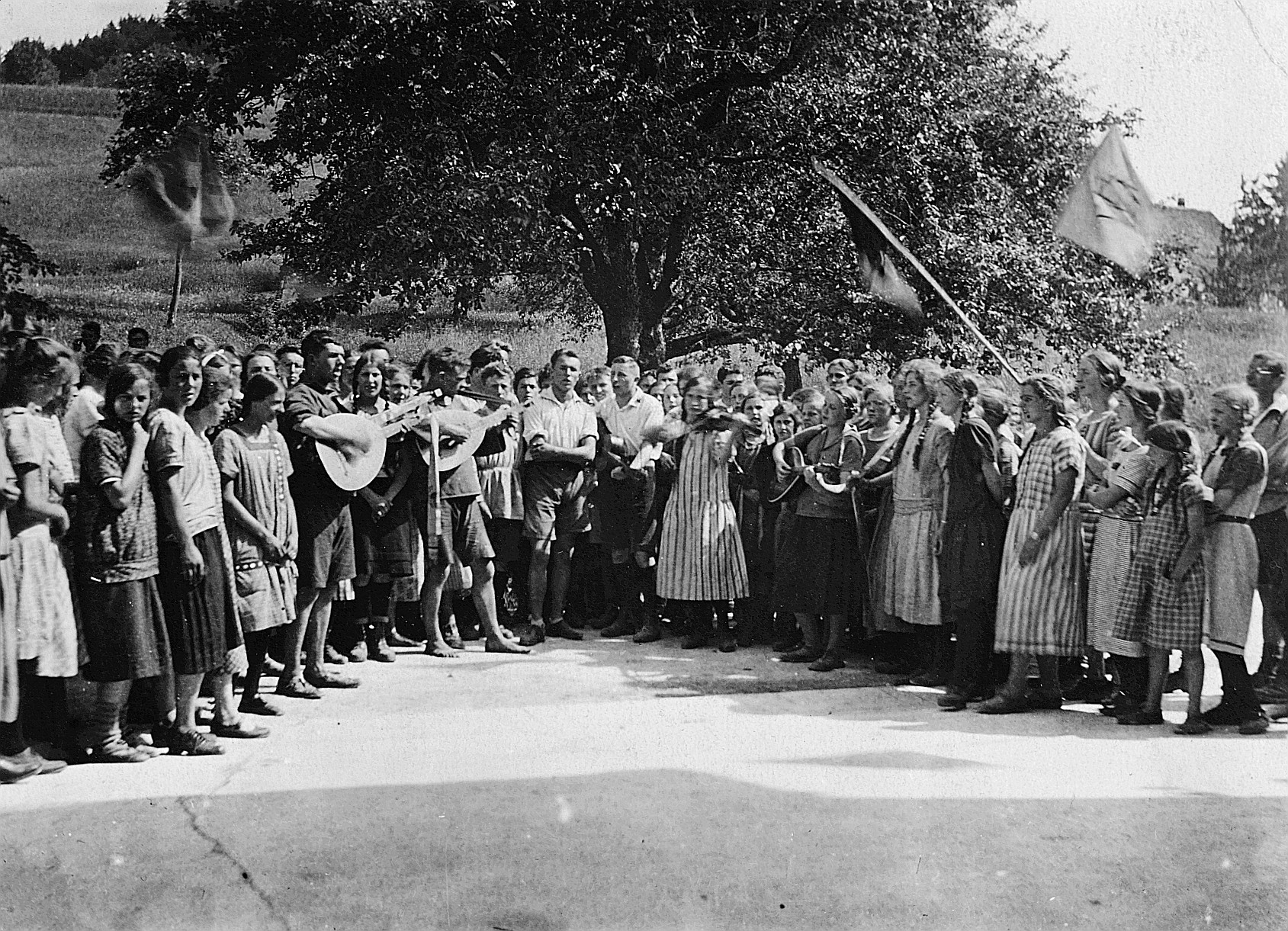 Musizierende (mit Mandolinen und mit Geige) und singende Wandervögel im Freien (1925)