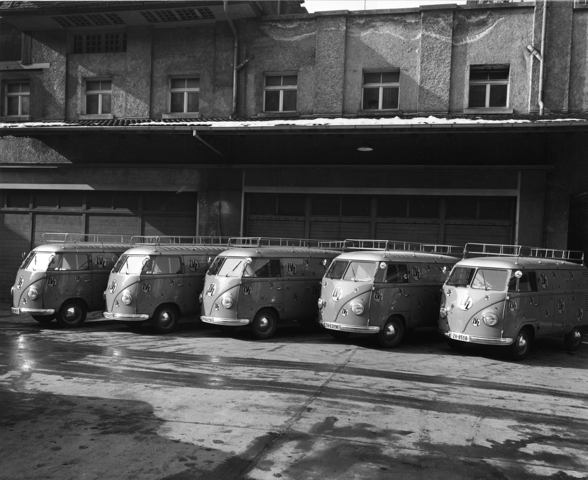Fünf parkierte Lieferwagen des Lebensmittelvereins Zürich an der Ernastrasse