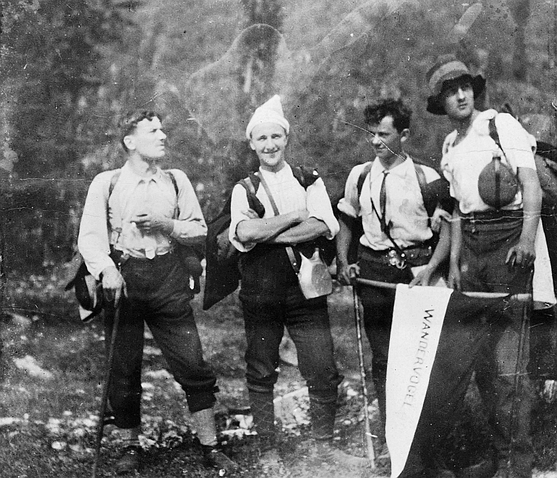 Gruppenporträt der Wandervögel der Ortsgruppe Aarau während einer Sommerfahrt - Ein Wandervogel die Fahne der Ortsgruppe (vermutlich