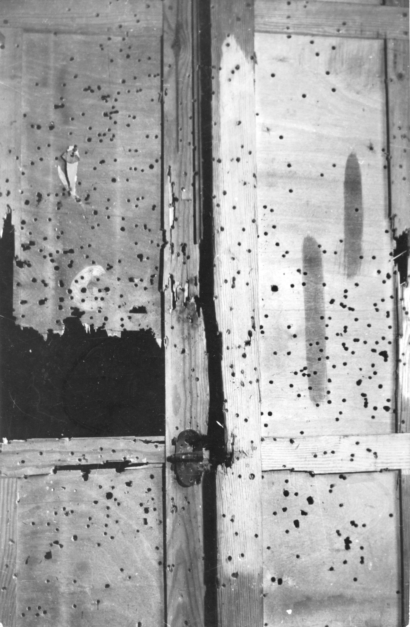 "Des Français Résistants ont été mitraillés là, derrière une porte d'ascenseur. (Photo provenant de St. Etienne)"