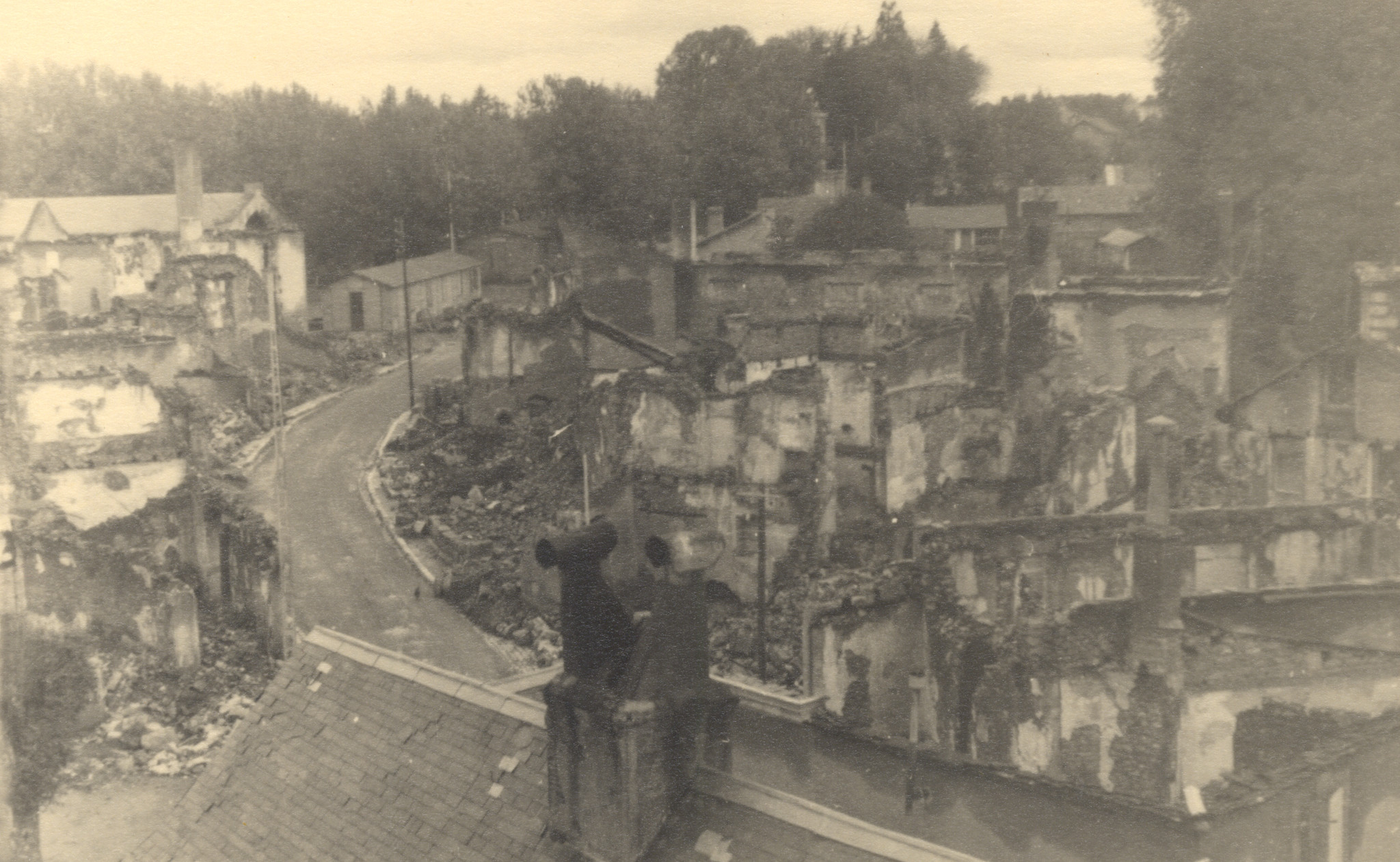 "Le Vercors, 1944. Rouffignac [?]." Im Krieg zerstörtes Dorf, nicht identifizierbarer Ort [Rouffignac in Poitu-Charentes?]