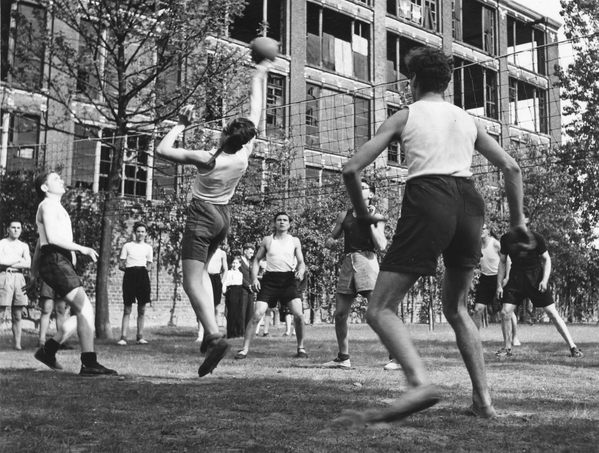Einweihung in Fives Lille am 11. Mai 1947; junge Männer spielen Volleyball