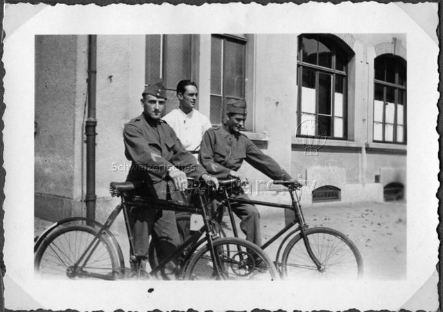 Album Alfred Brauchli, Teil 1/3: 699 Tage Aktivdienst 1939-1945 als Sanitätssoldat bei der Sanitätskompanie I/​7, Thurgau: Soldaten in Uniform mit Militärvelo
