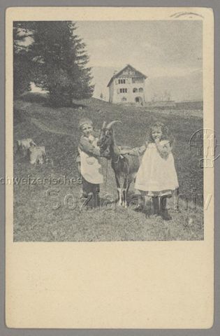 Knabe und Mädchen mit Ziege vor Villa Viola