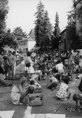 "Culmannstrasse", Zürich - Kinder beim Spielen auf der Strasse, Malen, Kreide; 1975