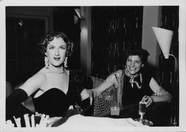 Bertie Wolf (links) als Transvestit am Fasnachtsball im "Kreis" - 1954