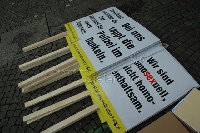 CSD 2007: "Bekenne Dich!" (02.06.2007, Zürich) – v.l.n.r.: "Ihr schaut uns hinter die Eier. Aber nicht für unsere Sicherheit! – Erlaubt ist, was nicht stört?", "Bei uns tappt die Polizei im Dunkeln. – Erlaubt ist, was nicht stört?", "Wir sind homosexuell, nicht homoenthaltsam. – Erlaubt ist, was nicht stört?"