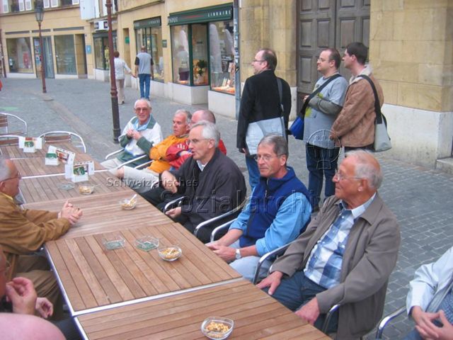 Generalversammlung des Pink Cross (22.04.2006, Yverdon-les-Bains) – Vereinsmitglieder nach der Generalversammlung in der Altstadt