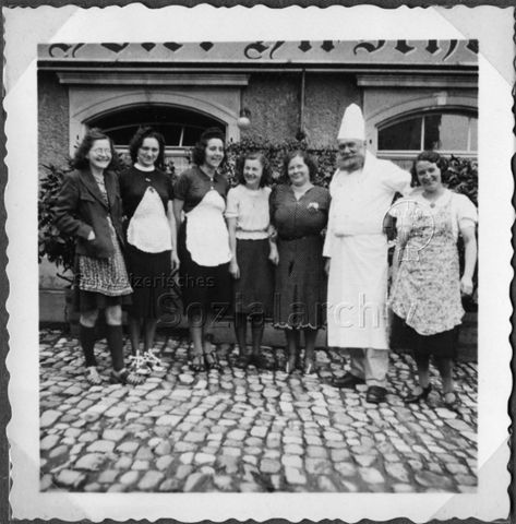 Album Alfred Brauchli, Teil 1/3: 699 Tage Aktivdienst 1939-1945 als Sanitätssoldat bei der Sanitätskompanie I/​7, Thurgau:- Koch und Servierpersonal eines Restaurants