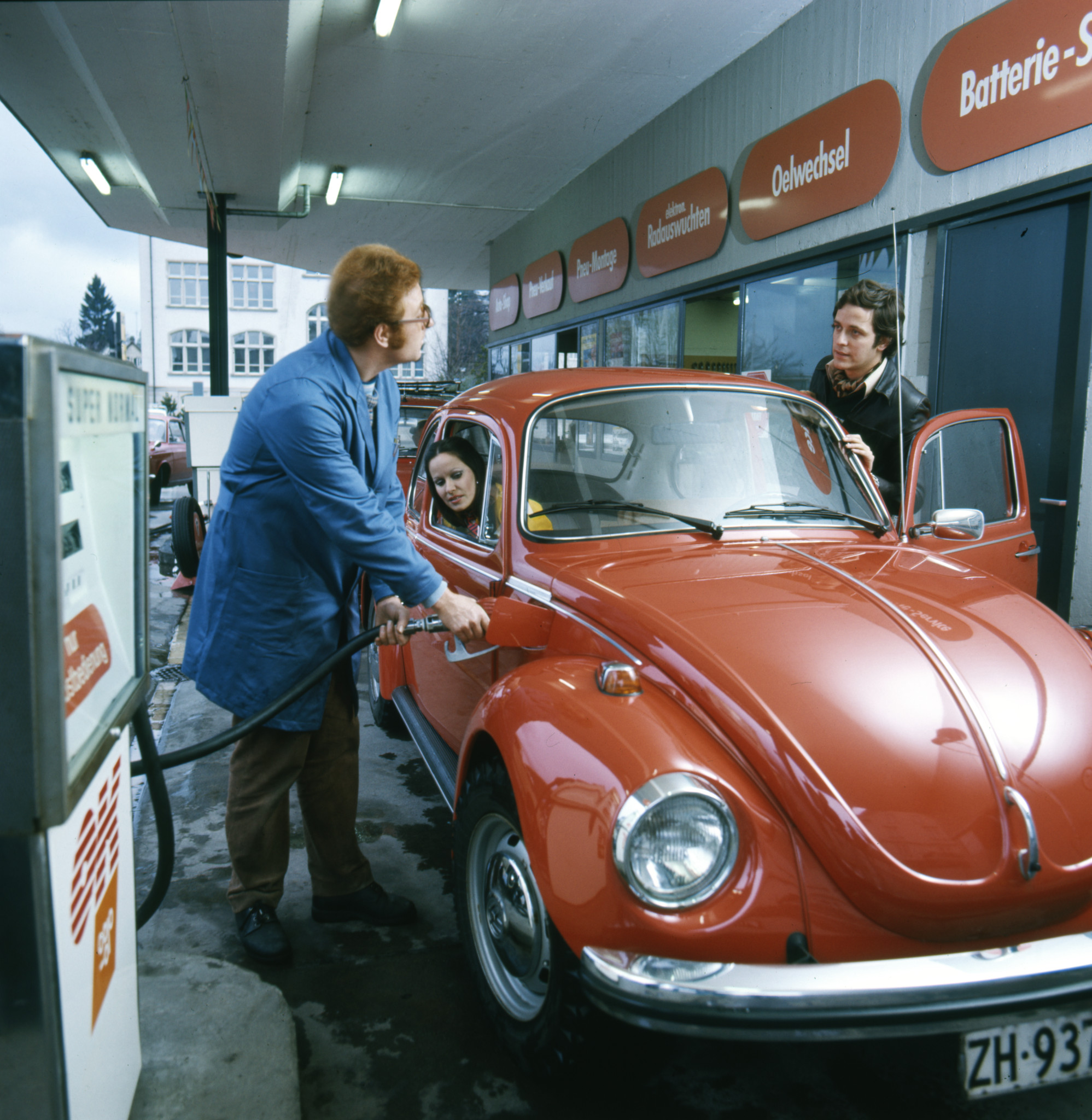 An der Tankstelle: Auftanken eines VW Käfer