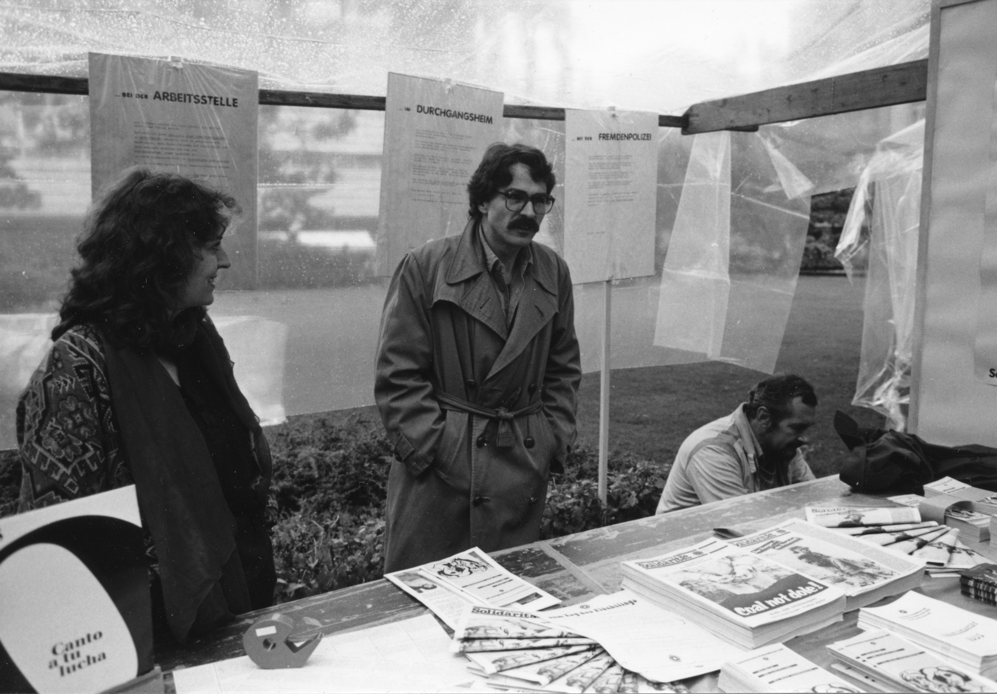 SAH-Fest August 1984; Mitarbeiter stehen hinter einem Informationsstand des SAHs