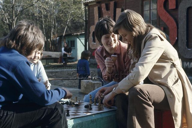 "Freizeitanlage Zofingen - Schach im Freien"; um 1975