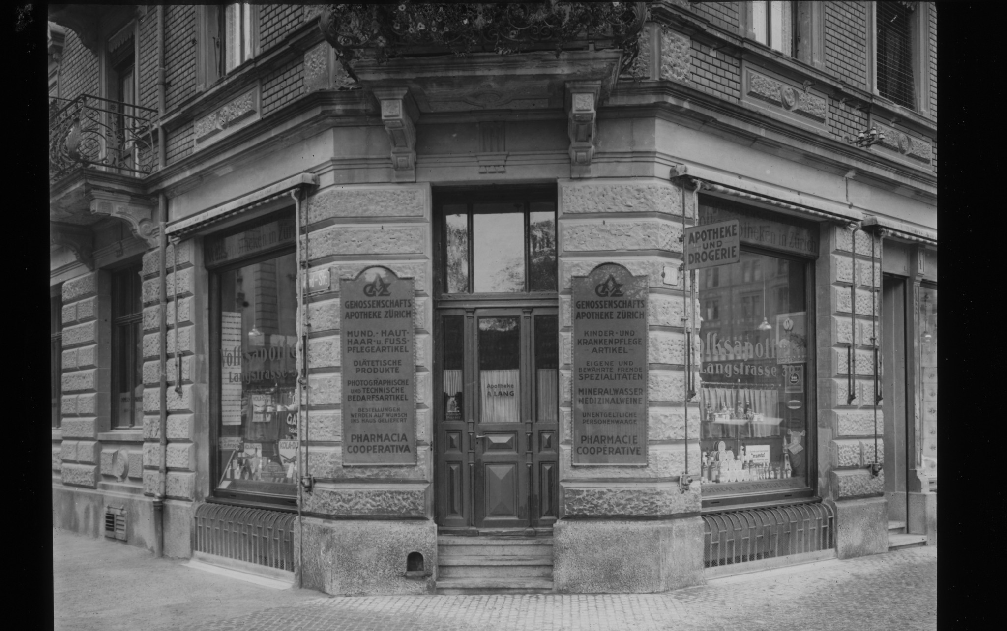 Dia: Aussenansicht Genossenschaftsapotheke Zürich, Langstrasse 19.