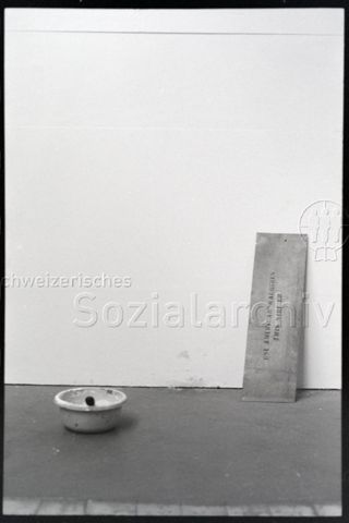 Umbau Juli 1988, Schild "Use American Machines"
