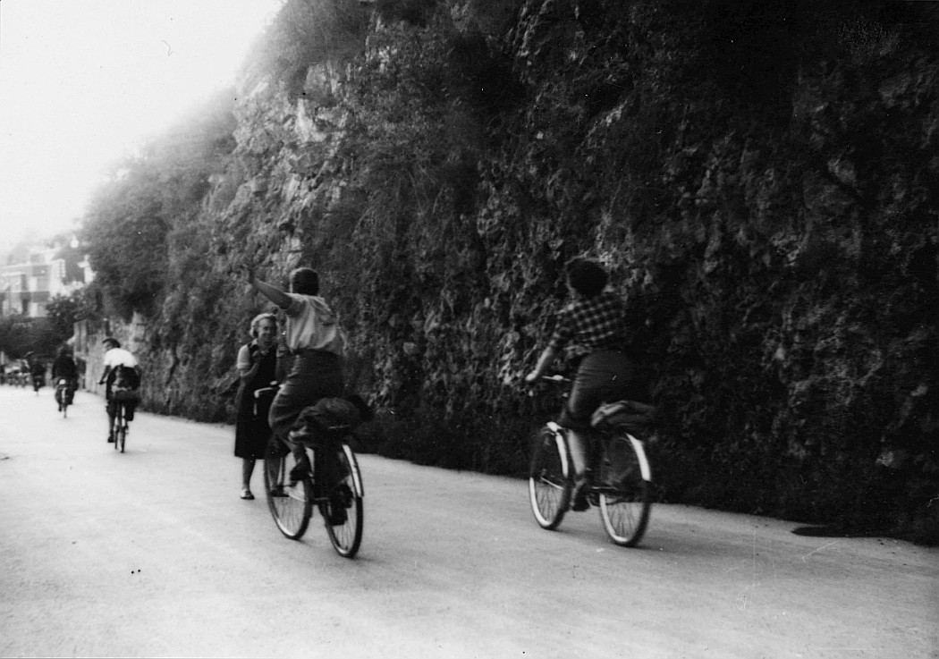 Wandervögel fahren mit den Velos: Abfahrt an (sic) der Reuchenettestrasse (1942)