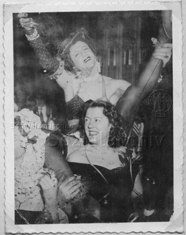 Bertie Wolf (hinten) als Transvestit - vermutlich in der Bar "Barfüsser" - 1956