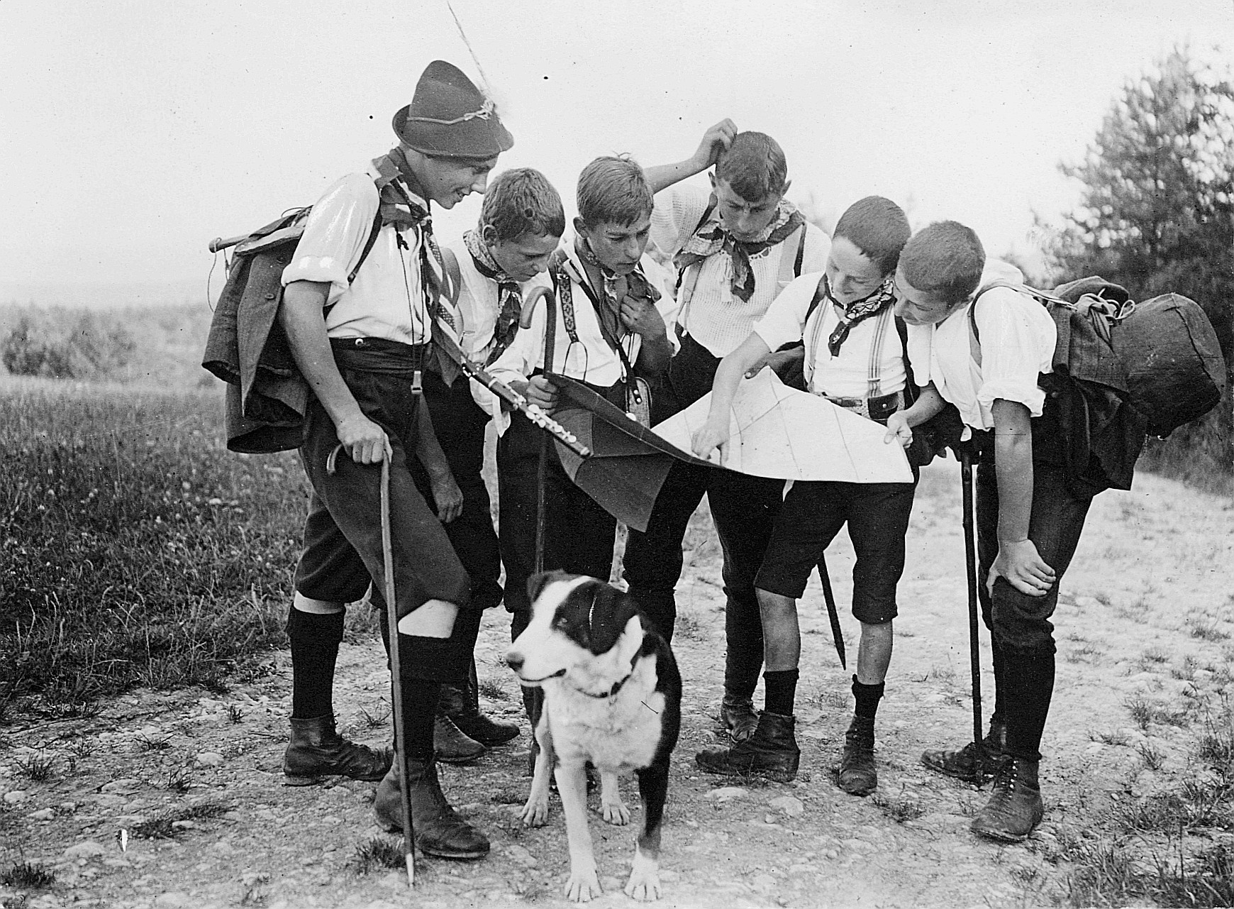 Frauenfelder auf einer Siblingerrandenfahrt - Wandervögel beobachten eine Landkarte (vermutlich) während einer Wanderung - Hund (191