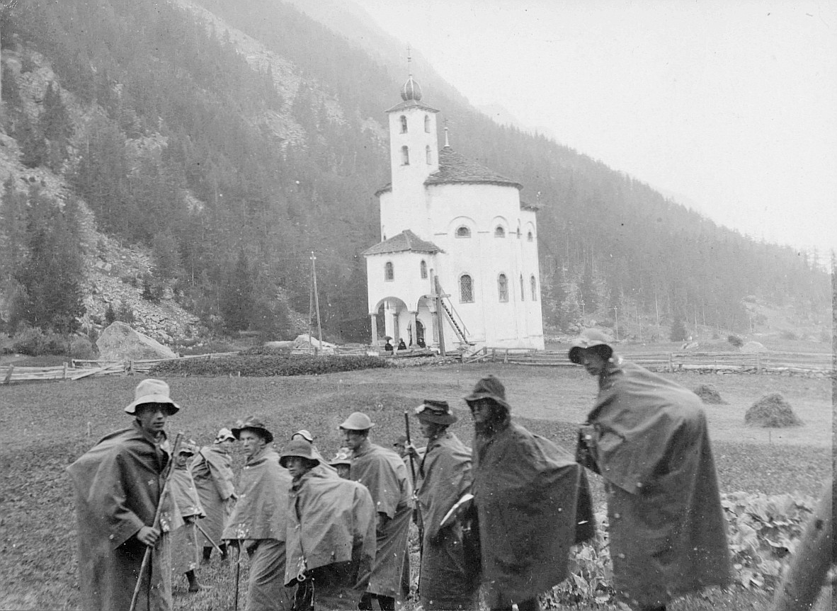 Saasertal - Ansicht der Kirche; Wandervögel unterwegs mit Zeltplanen auf den Schultern (Regenschutz) - Grosse Fahrt von Emmi Bloch (