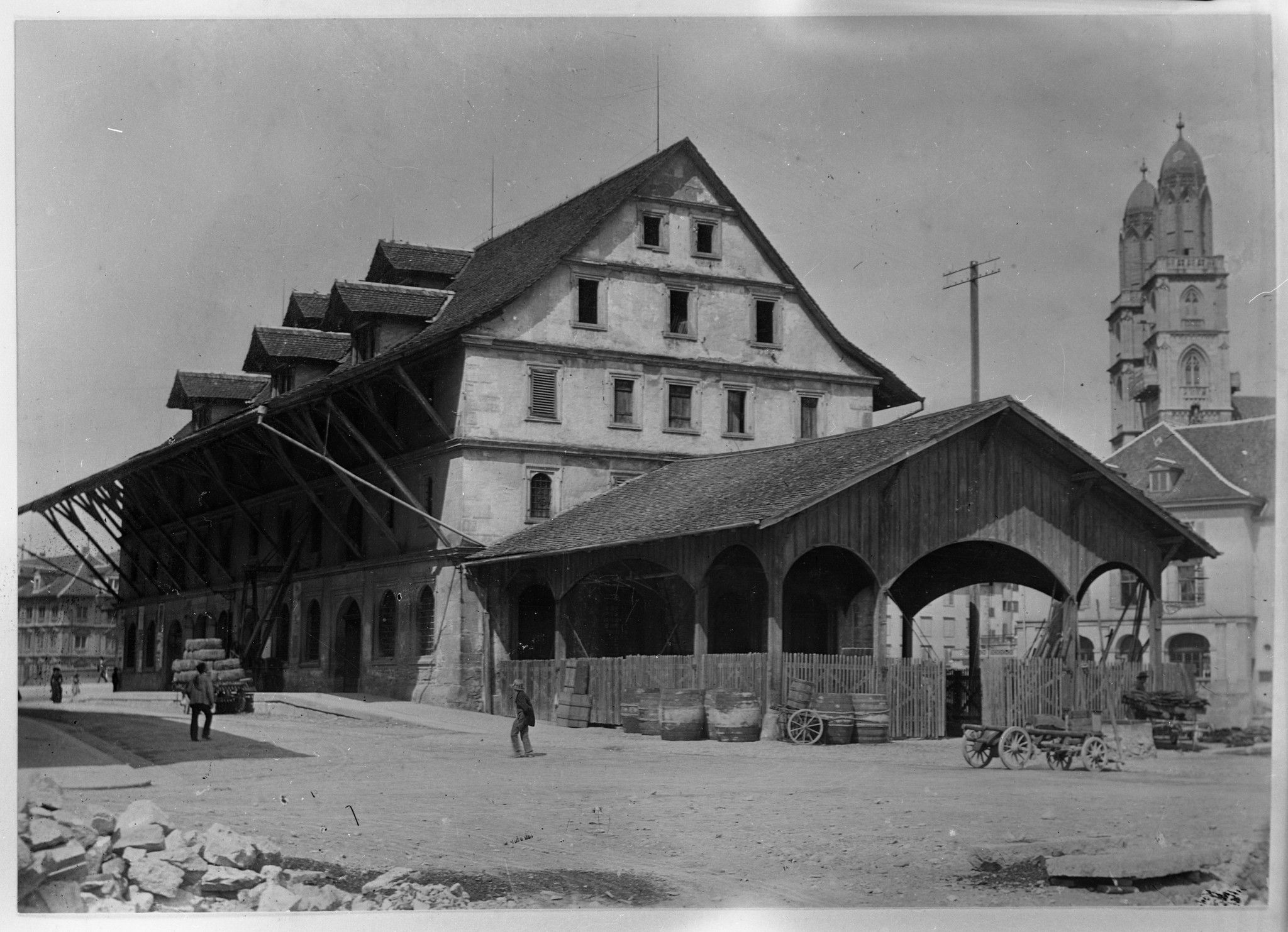 Das alte Kornhaus in Zürich (vor dem Fraumünster, 1897 abgerissen), im untern Stockwerk befand sich das erste Verkaufslokal des Lebensmittelvereins Zürich
