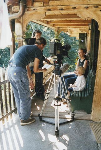 PraktikantInnenhilfe: Einsätze - Praktikantin und Mädchen werden von einem Team des Schweizer Fernsehens interviewt; 2000