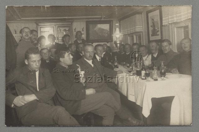 Männergesellschaft in Wirtshaus in Herisau, Poststempel: 1918