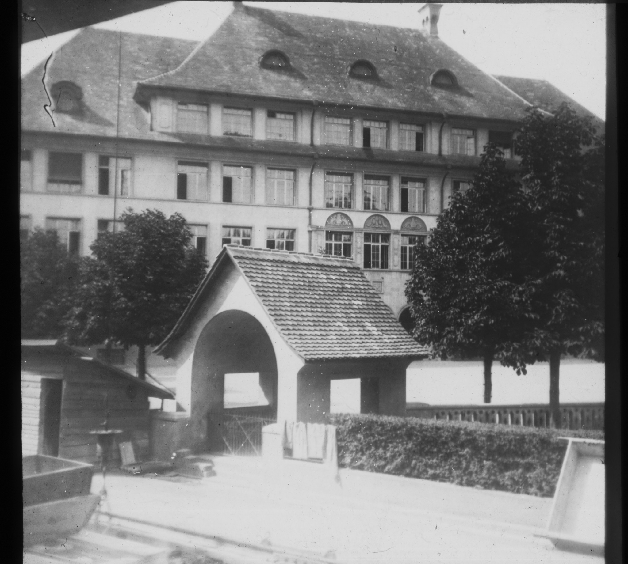 Schulhaus Letten Zürich - Blick aus Haus Nr. 3 der Siedlung Letten der Baugenossenschaft des eidgenössischen Personals BEP