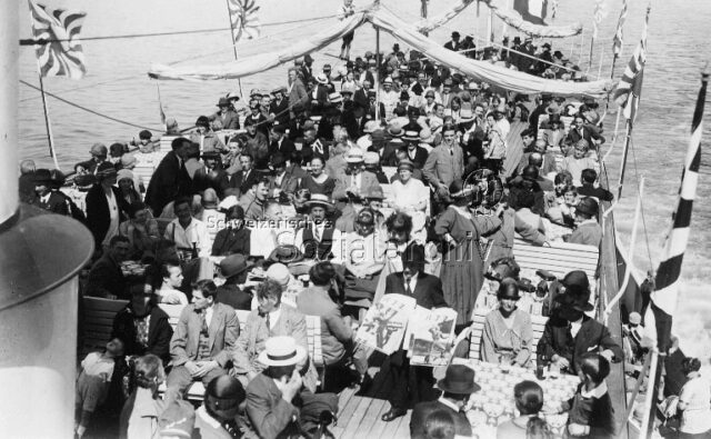 Ausflug in den 1910er Jahren - Gruppenaufnahme auf Schiff