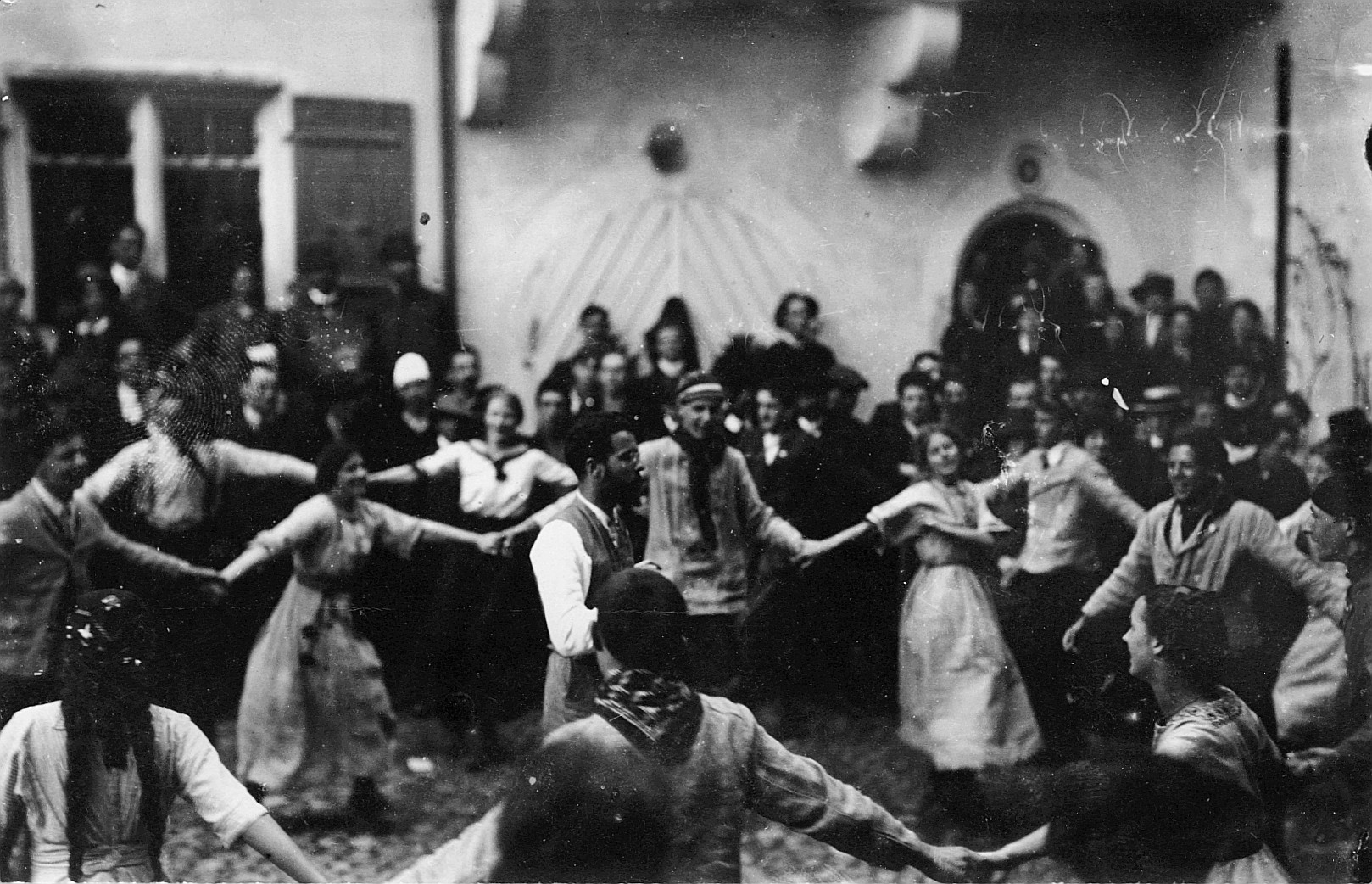 Tanzende Wandervögel an der Wandervogel-Landsgemeinde in Altenklingen (1913)