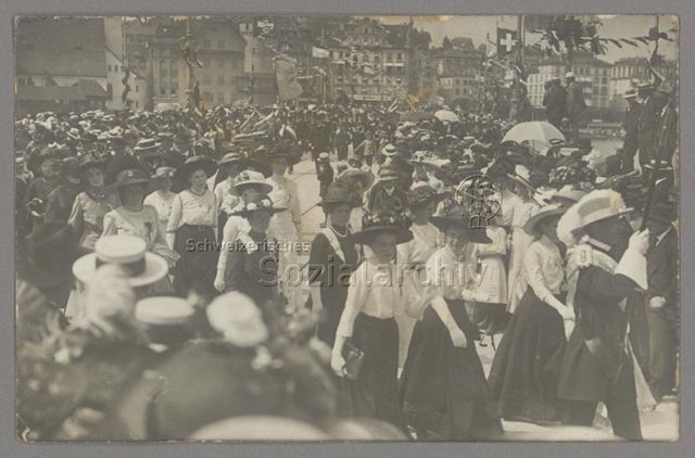 Festlicher Umzug über Seebrücke Luzern, Frauen mit Fahnenträger voraus, um 1915