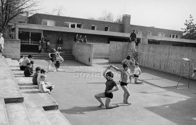 "Freizeitanlage Zirkus Robinson", Buchegg, Zürich - Kinder und Jugendliche beim Üben von Tanz und Seiltanz; um 1970