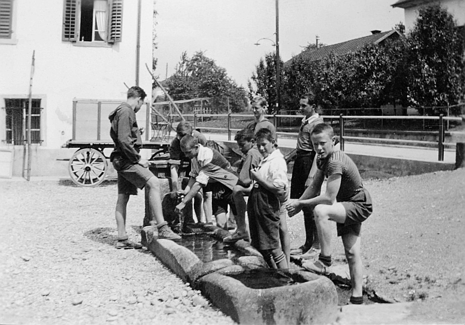 Wandervogel-Landsgemeinde in Hombrechtikon - Wandervögel beim Brunnen (1930)