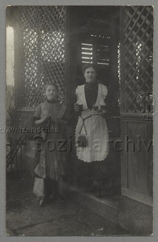Strickendes Mädchen und Kellnerin mit Wein, um 1910