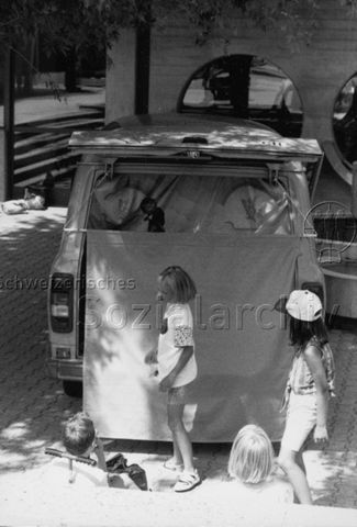 Puppentheater im Auto, davor Kinder; um 1990