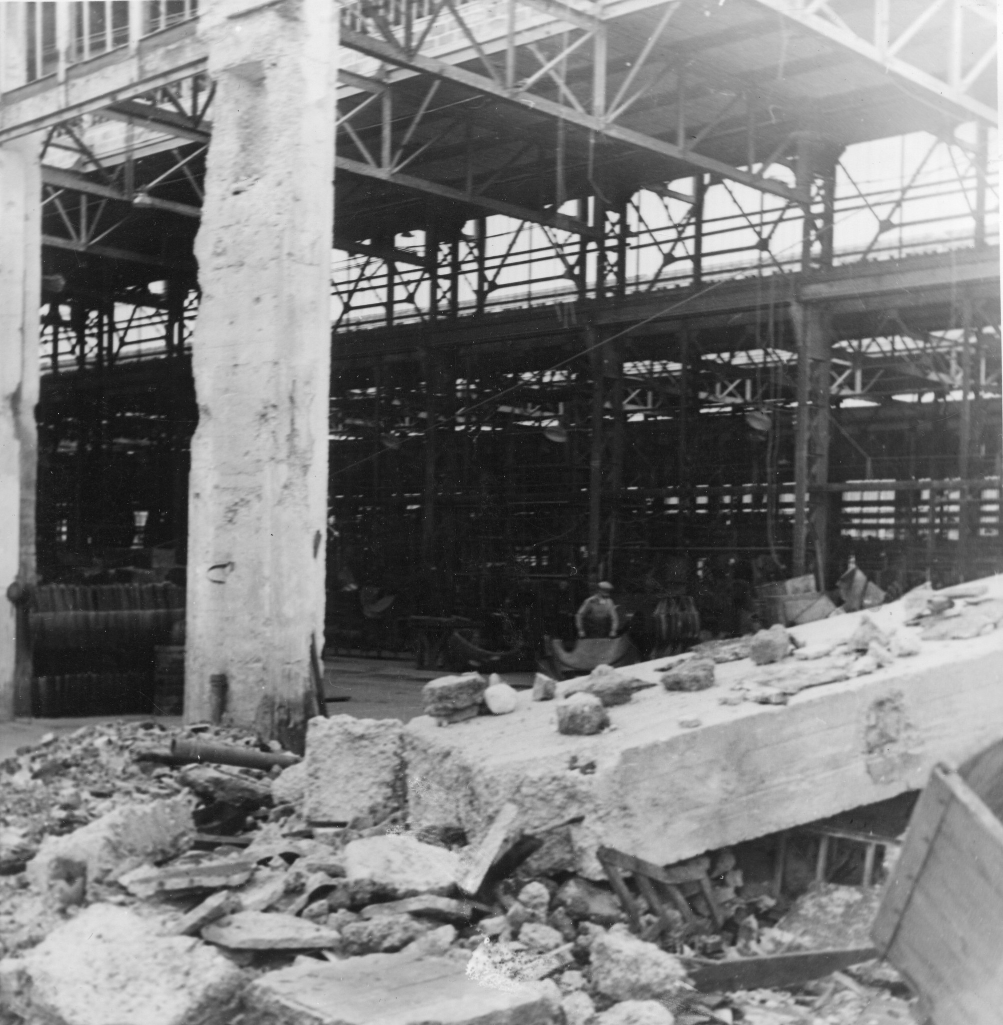 "Lyon, Usine(s) Berliet, 1944. Arbeit unter freiem Himmel.", Zerbombte Fabrik