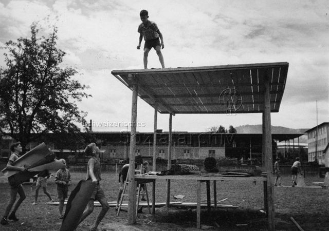 Robinsonspielplatz, Wipkingen - Jungen beim Bauen einer Hütte; um 1965