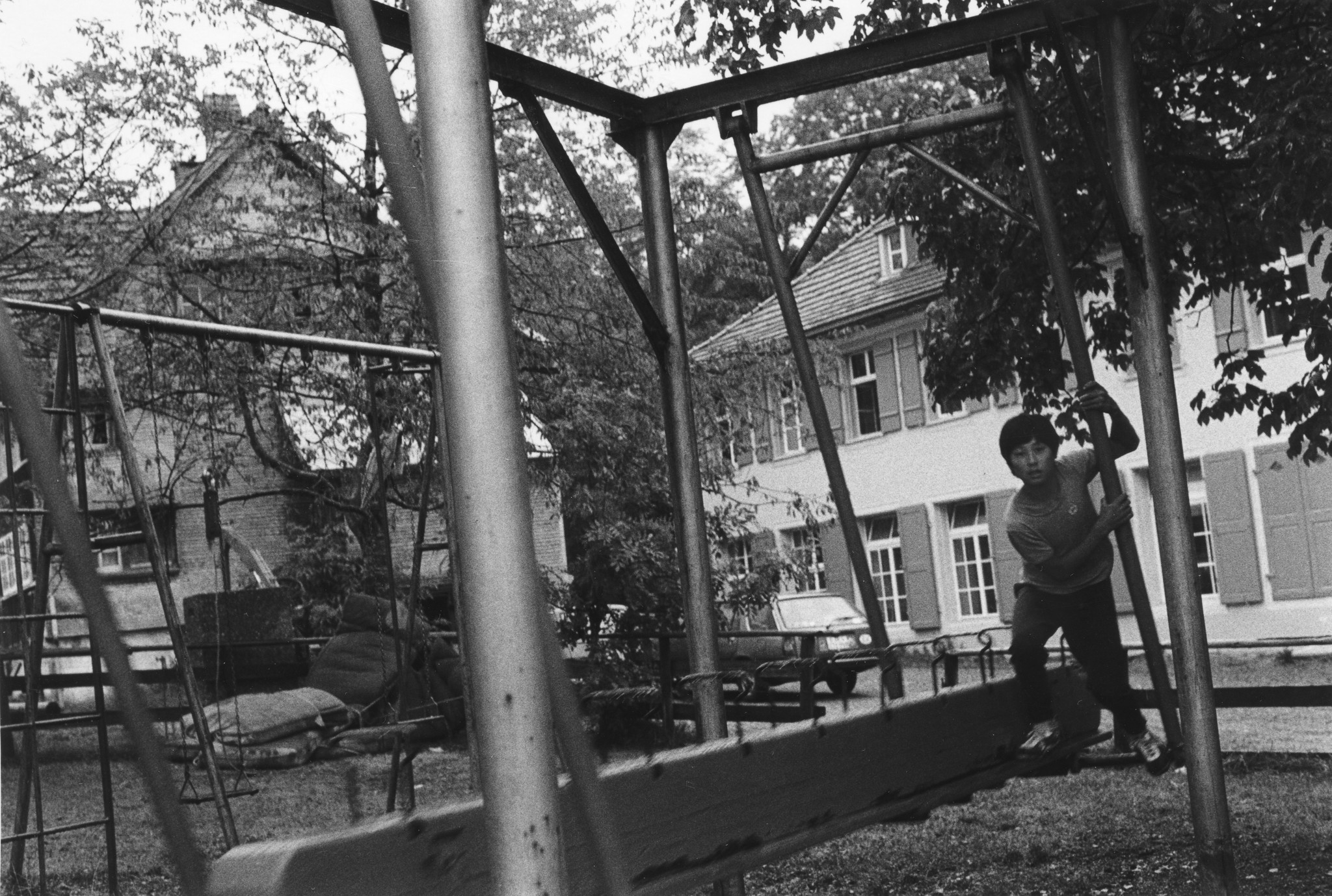 Ferienhaus Lindenbühl; kleiner Junge auf einem Spielplatz spielend