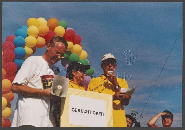 Aktion der HAZ: "Rainbow-Wolke of Love" im Vorfeld der kantonalen Abstimmung zum Partnerschaftsgesetz (08.09.2002)<br>