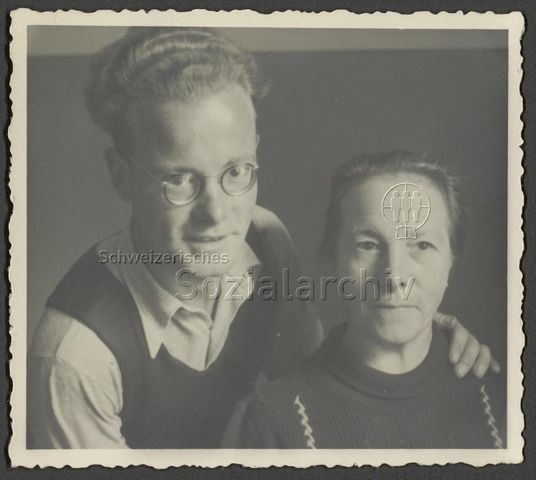 Fritz Hodel mit seiner Mutter, um 1935