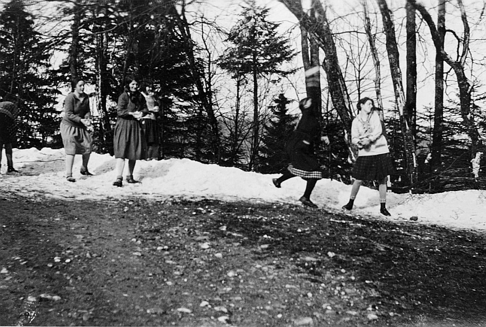 3. Fahrt nach Anwil: Wandervögel spielen mit dem Schnee (vermutlich Schneeballschlacht) (1929)